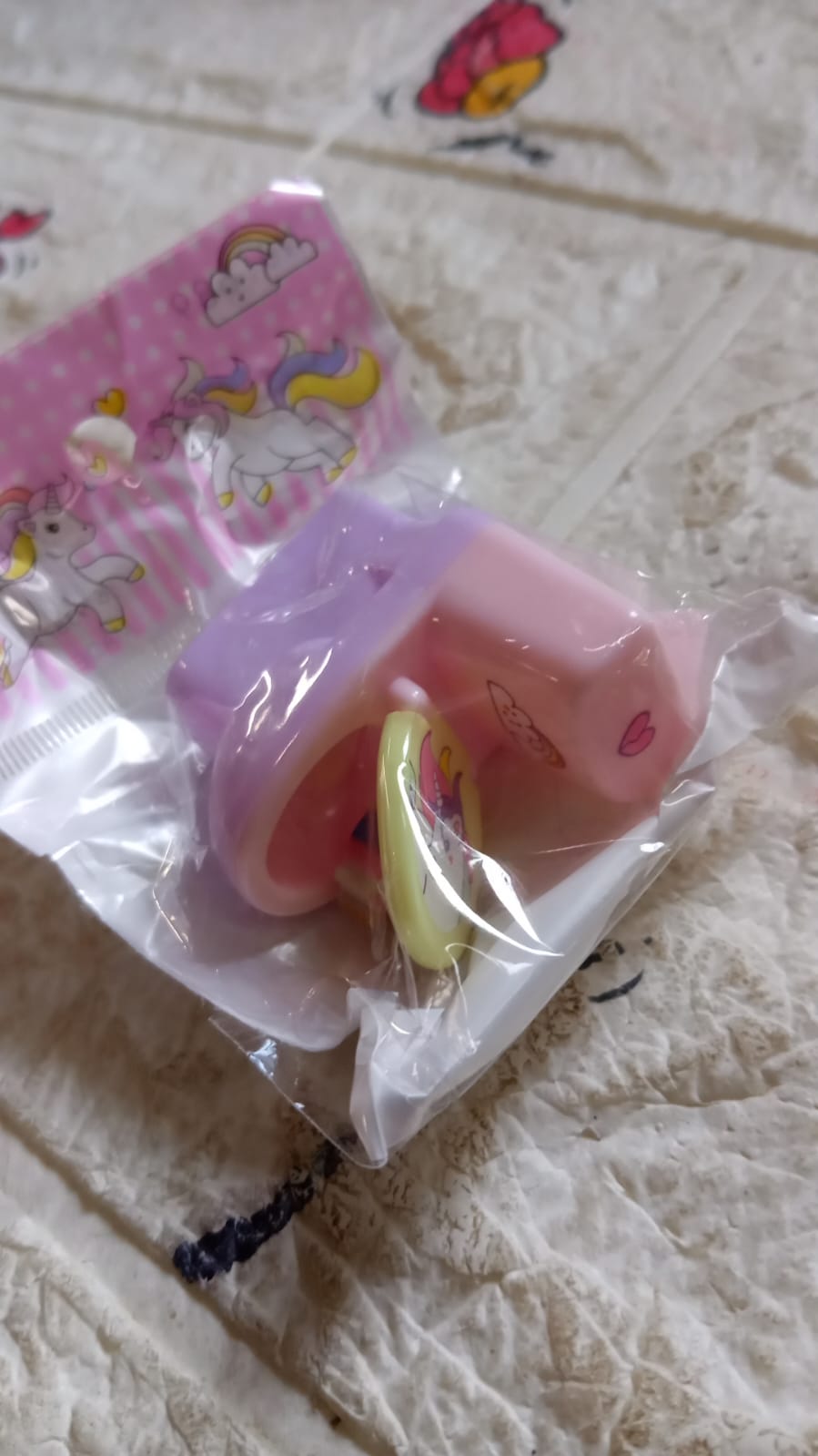 Toilet-shaped sharpener with eraser, playful and functional Toilet-shaped sharpener with eraser, playful and functional